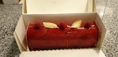 Atelier bûche vanille framboise, décor en chocolat