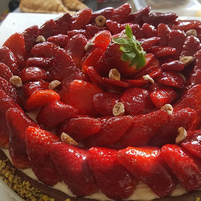 Atelier aux tartes aux fraises sur sablé breton, crème diplomate vanille
