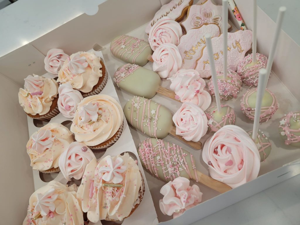 Atelier  Sweet table, Cupcakes, pop cakes et magnum cakes