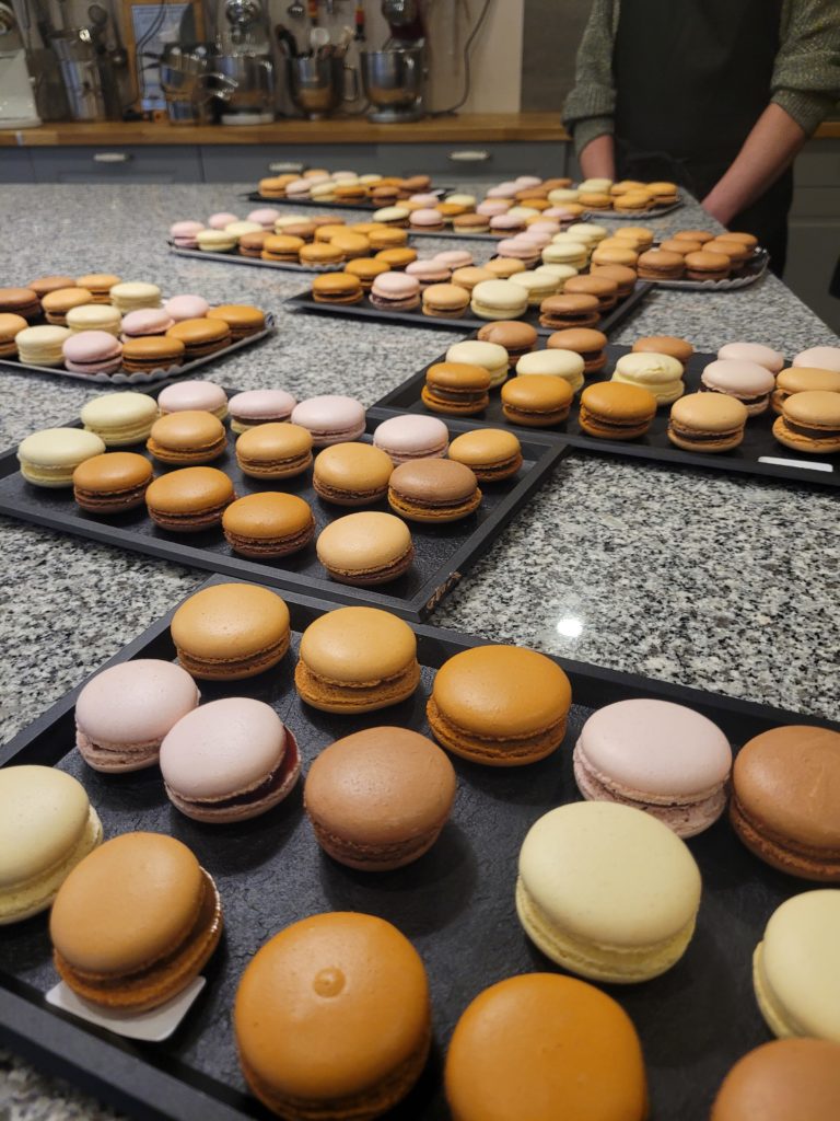 Ateliers Macarons framboise, caramel beurre salé, chocolat, pistache