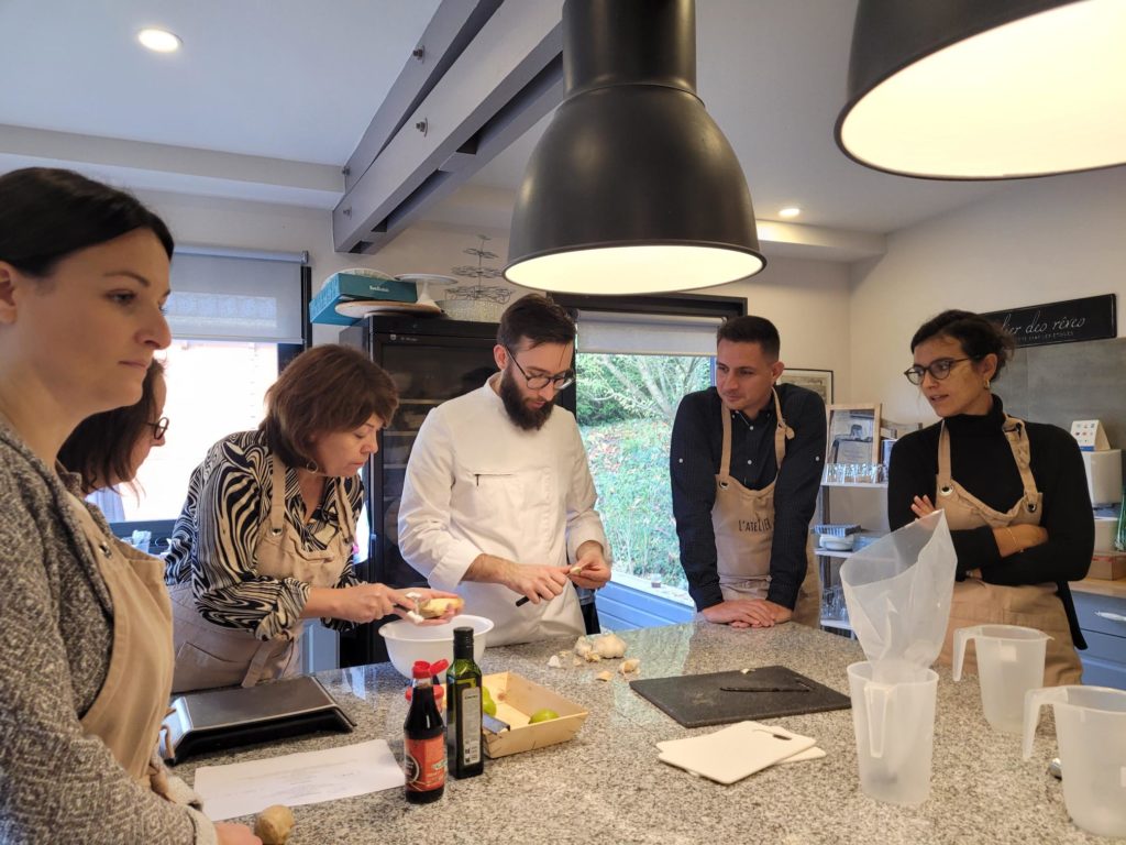 Atelier pause déjeuner, venez cuisiner votre repas et repartez avec vos réalisations pour 2. Tartare de daurade aux fruits de la passion, bœuf sauté et smoothies aux fruits .