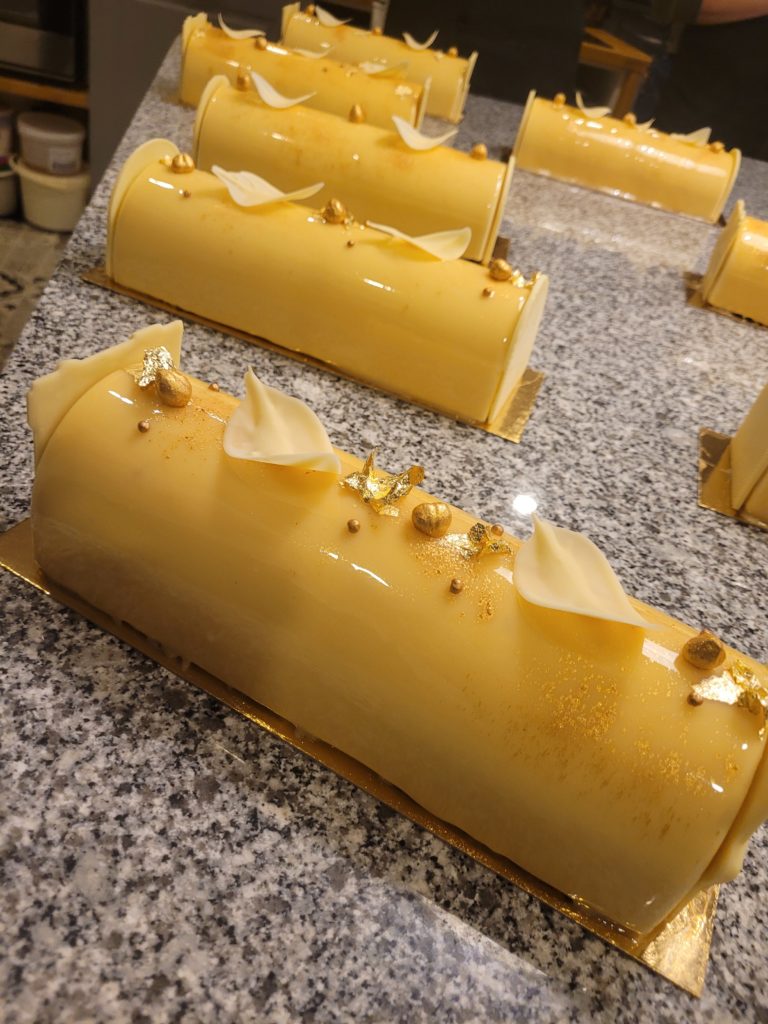 Atelier Bûche, caramel beurre salé, sablé breton, glaçage dulcey