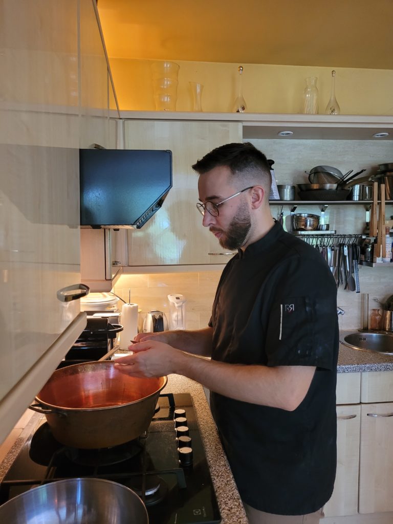 on cuisine, les sauces traditionnelles, béarnaise, beurre blanc.....