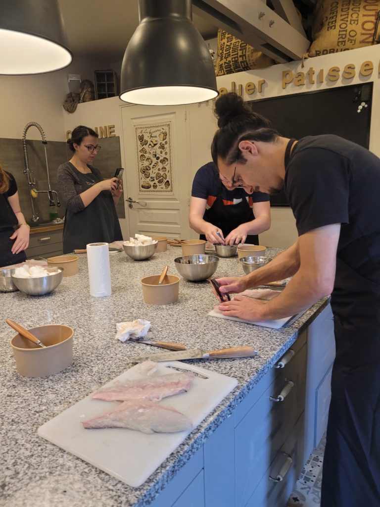 Atelier : Les bases de la cuisine : découpe de légumes, travail autour du poisson , marinades, techniques de cuisson, assaisonnement…