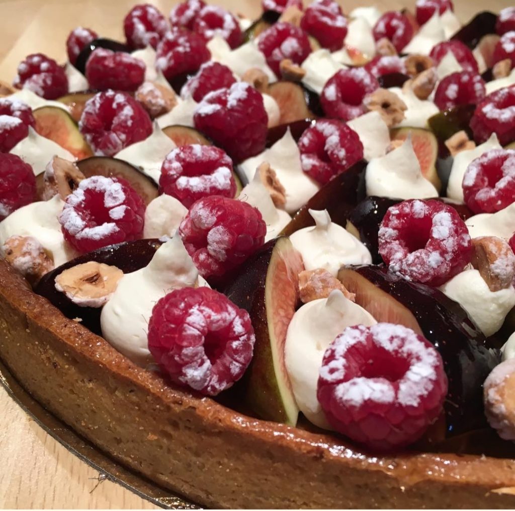 Atelier tarte d’exception figues et framboises, pâte sablée noisette, ganache montée chocolat blanc yuzu (les rois du gâteau M6)