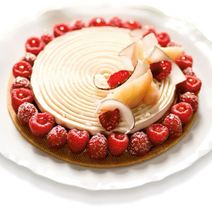 Tarte d'été pêche, fraises ,framboise, madeleine citron coco