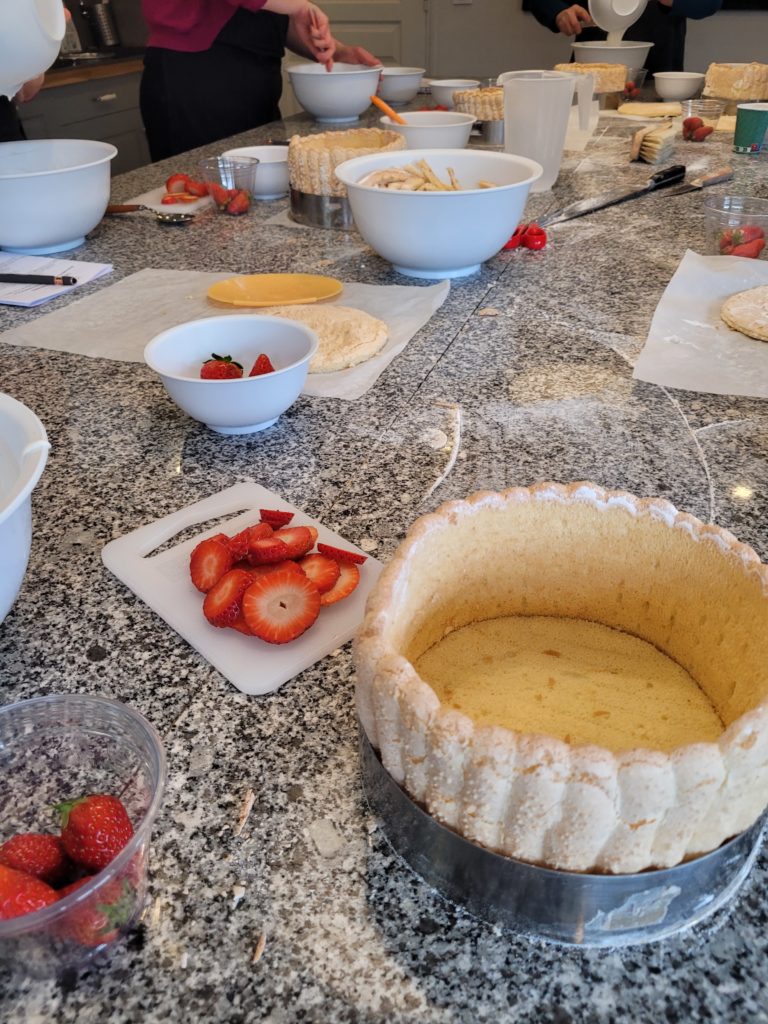 Atelier charlotte aux fraises, fabrication des biscuits cuillère, mousse, sirop et décor