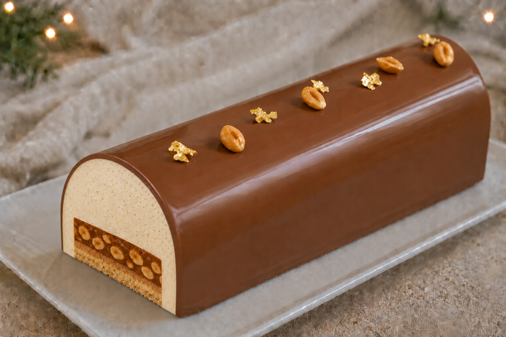 Bûche snickers pâte sablée mousse vanille, caramel cacahuètes glaçage lait